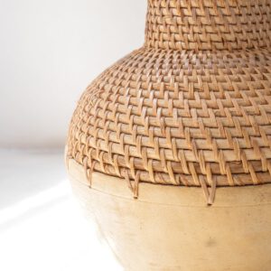 Gewebte Boho-Vase KAMARI aus Rattan und Holz – Bild 4